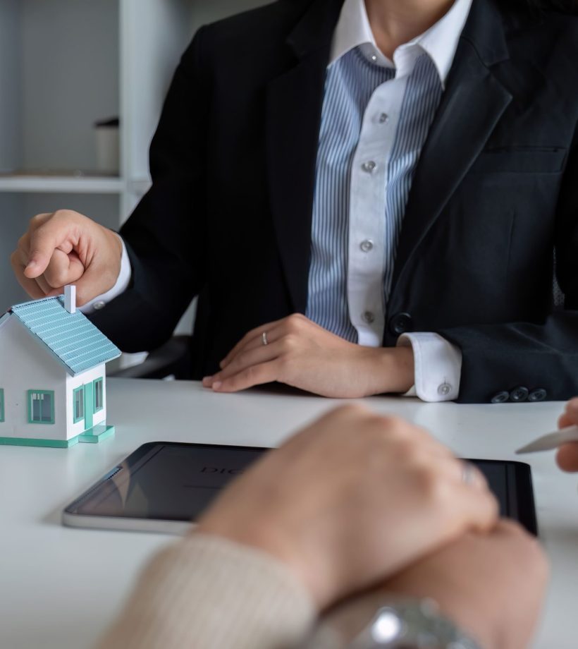 agente de inmobiliaria en Málaga asesorando en la compra de una vivienda