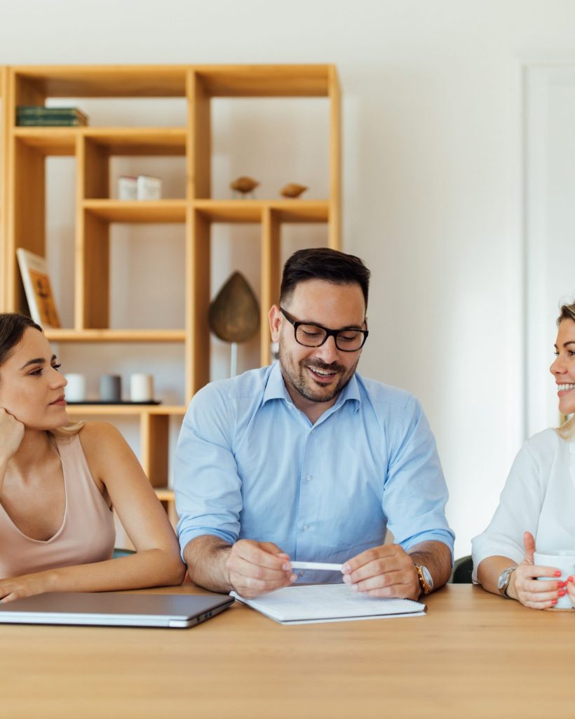 equipo profesional de inmobiliaria en Málaga asesorando a clientes