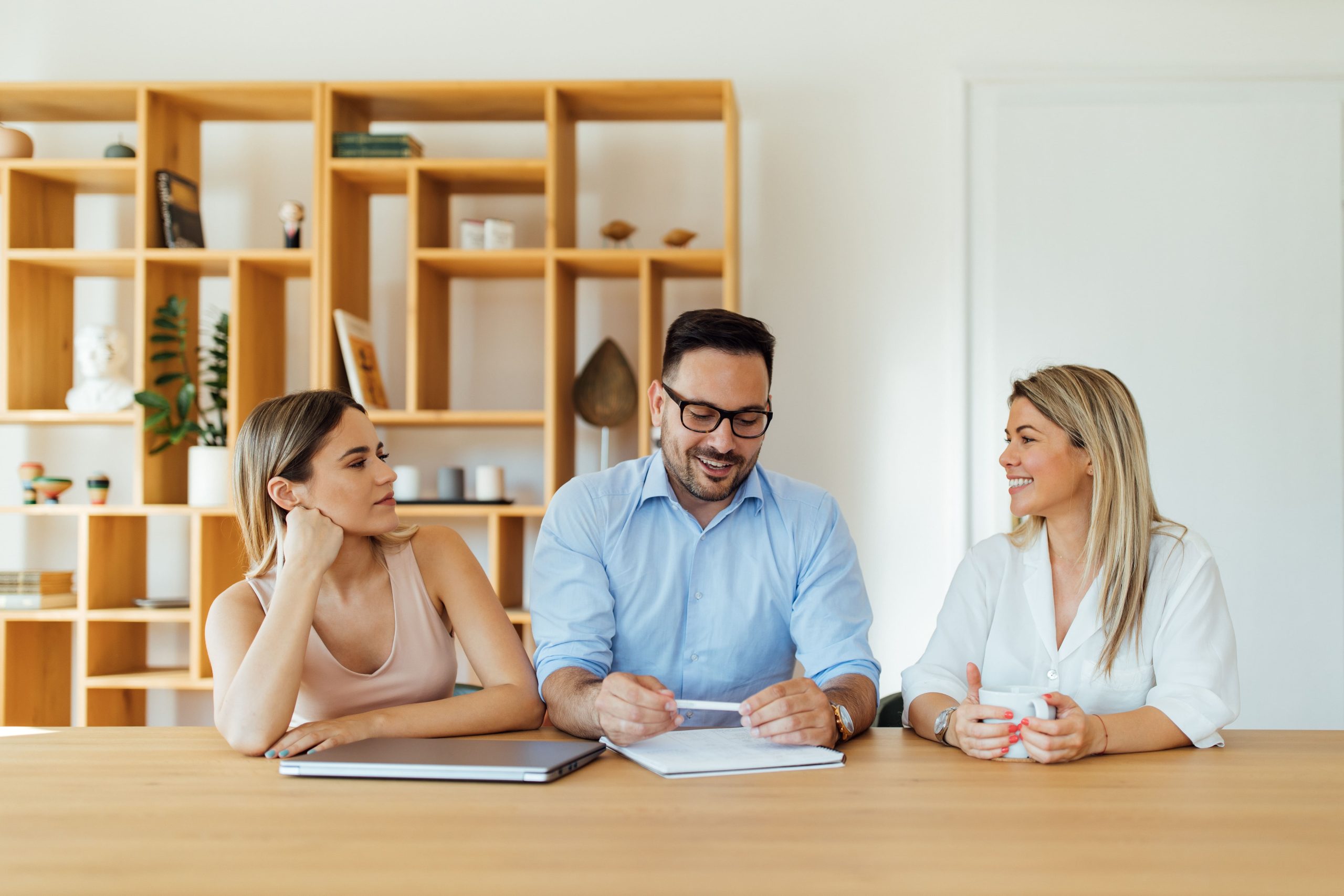 equipo profesional de inmobiliaria en Málaga asesorando a clientes